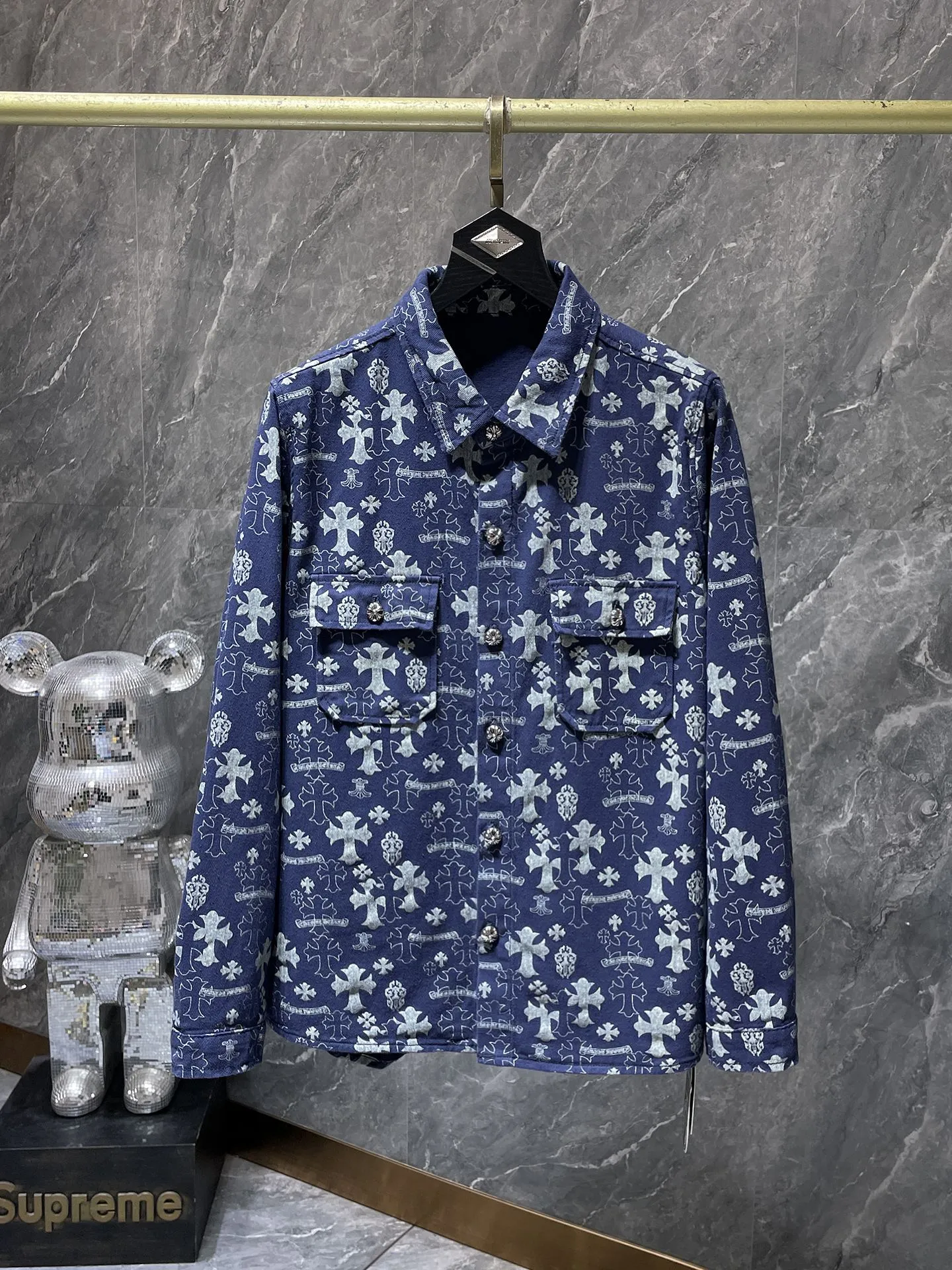 P276 Chrome Hearts🍁Shirt Series🍁 Classic cross-printed denim shirt jacket. Exclusively custom-woven and dyed. 100% pure cotton. High-gram weight denim all-printed fabric. High-tech washing! Original hardware mold opening!  ⭐Original version ⭐Can be worn with denim in all seasons 🌈Recommended colors: custom washed denim blue, denim pink 🌈Code numbers: S, M, L, XL